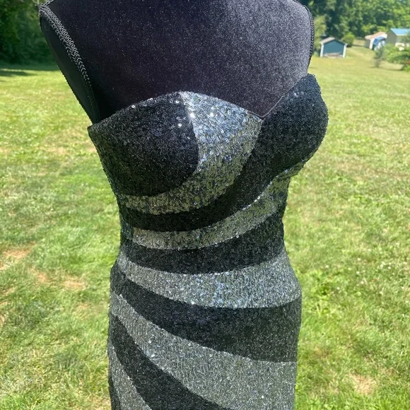 La Femme formal gown - Picture 2 of 6